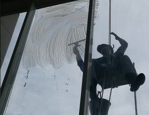orcamento-limpeza-vertical-pele-vidro-empresa-df=com-rapel-cadeirinha-cordas.jpg  